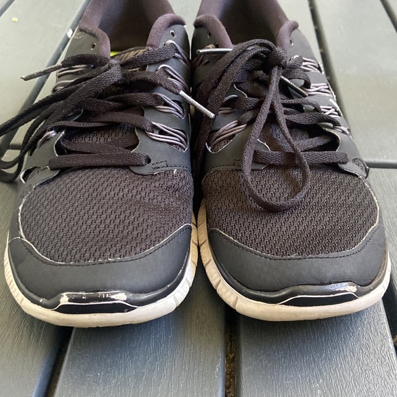 Nike Running Shoes - Picture 5 of 8